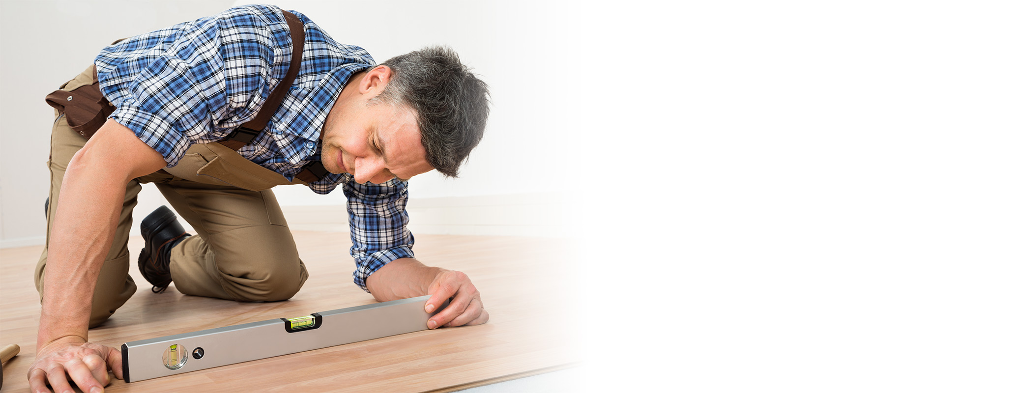 contractor installing lamiante flooring 